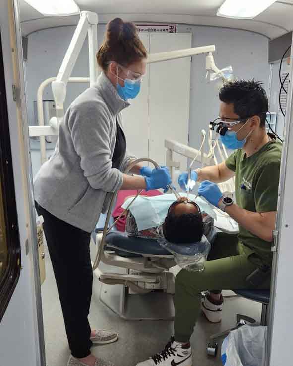 El Dr. Park y su equipo en la clínica dental